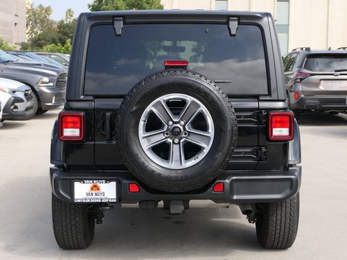 Used 2022 Jeep Wrangler Unlimited Sahara w/ Cold Weather Group image 5