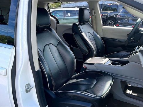 Used 2023 Chrysler Pacifica Limited image 30