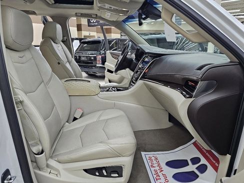 Used 2016 Cadillac Escalade Luxury image 21
