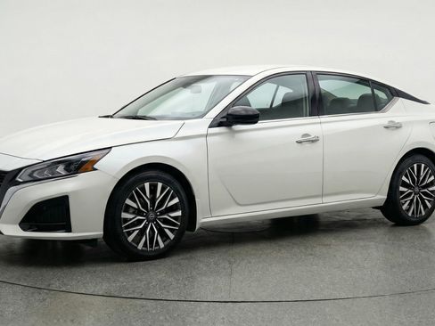 Used 2025 Nissan Altima 2.5 SV image 3