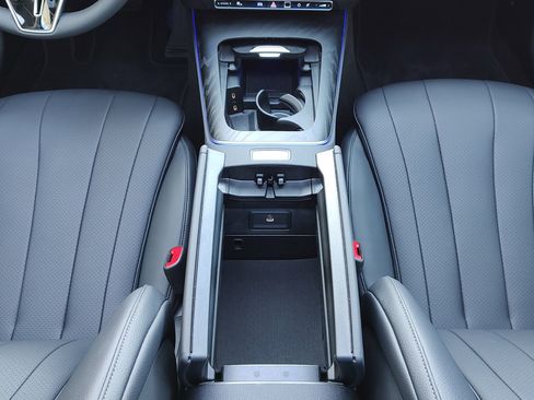 Used 2025 Mercedes-Benz E 350 Sedan image 12