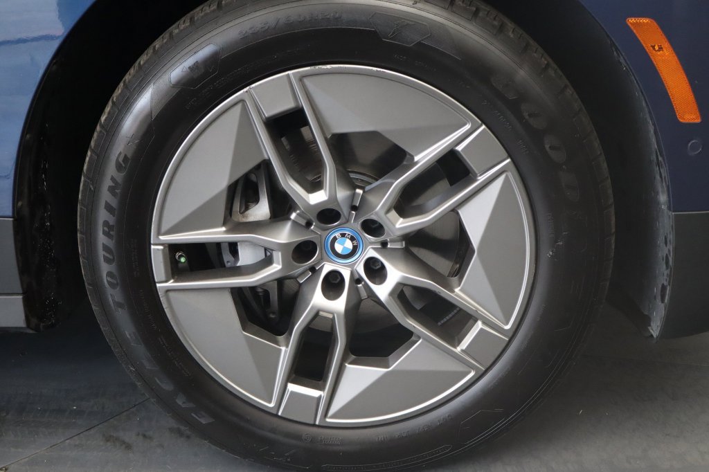 Used 2023 BMW iX xDrive50 AWD/4WD image 11