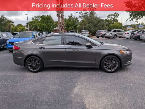 Used 2018 Ford Fusion SE w/ Equipment Group 201A FWD image 3