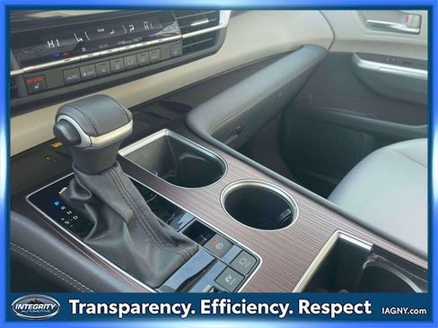 Used 2024 Toyota Sienna XLE image 33