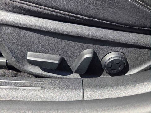 Used 2023 Genesis G70 2.0T RWD image 19