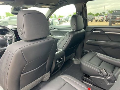 Used 2025 GMC Acadia Elevation w/ Elevation Premium Package image 11