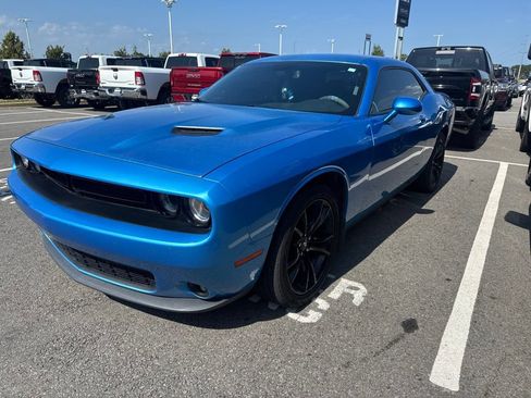 Used 2018 Dodge Challenger SXT RWD image 6