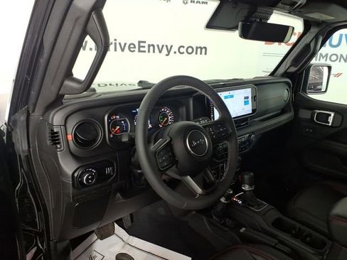 Used 2025 Jeep Gladiator Rubicon AWD/4WD image 13