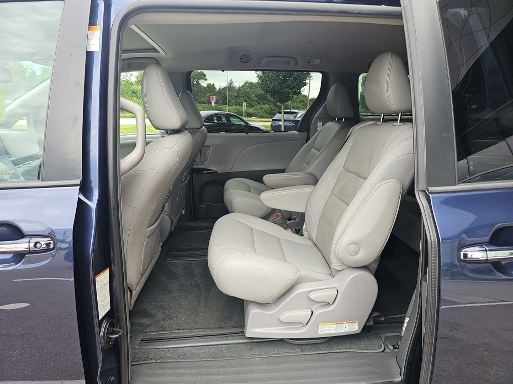 Used 2018 Toyota Sienna XLE w/ XLE Navigation Package FWD image 28