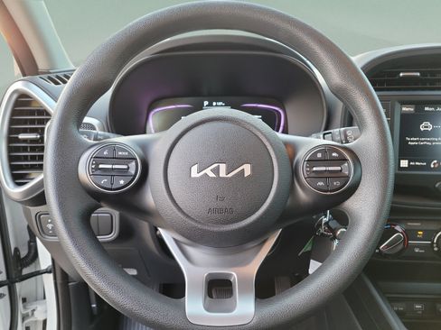 Used 2025 Kia Soul LX w/ LX Technology Package FWD image 16