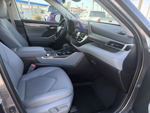 Certified 2025 Toyota Highlander Limited FWD image 28