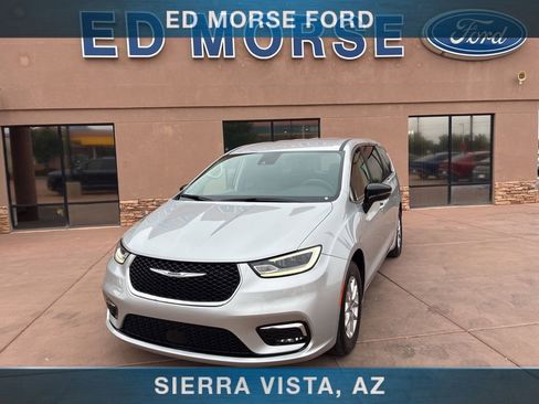 Used 2024 Chrysler Pacifica Touring-L FWD image 1