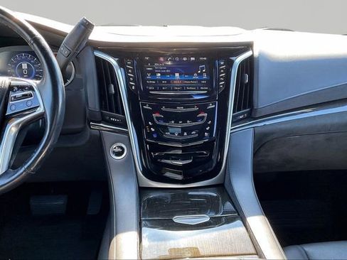 Used 2019 Cadillac Escalade Platinum image 9