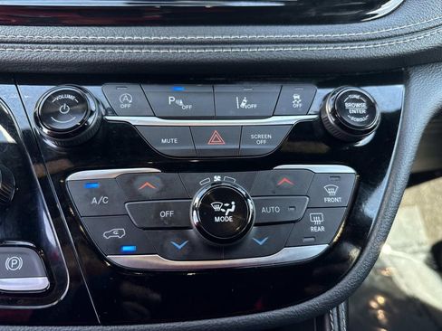 Used 2025 Chrysler Pacifica Limited FWD image 30