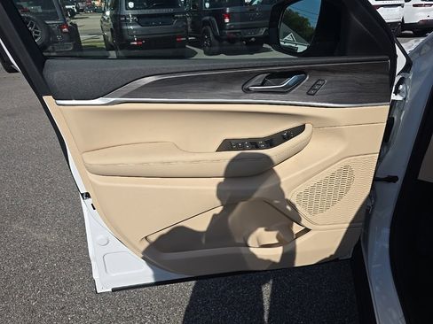 New 2025 Jeep Grand Cherokee Limited image 18