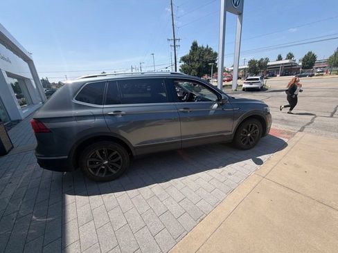 Used 2024 Volkswagen Tiguan SE w/ Panoramic Sunroof Package FWD image 10