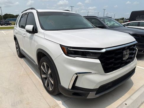 Used 2025 Honda Pilot Elite image 3