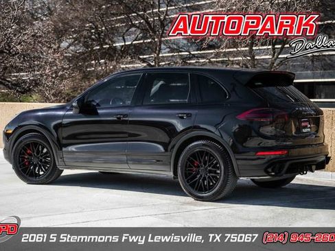 Used 2015 Porsche Cayenne Turbo image 1