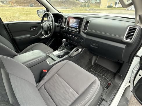Used 2022 Nissan Frontier SV image 28