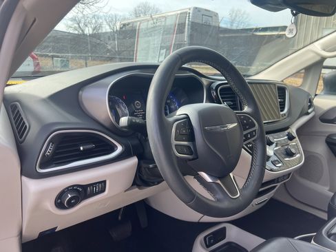 Used 2023 Chrysler Pacifica Touring-L image 11