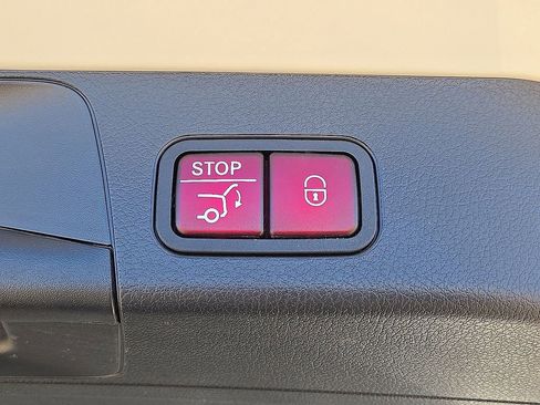 Used 2022 Mercedes-Benz GLB 250 w/ Premium Package Lite image 15