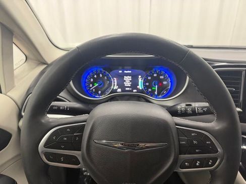 Used 2024 Chrysler Pacifica Touring-L FWD image 6