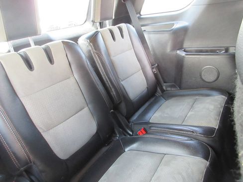 Used 2017 Ford Explorer XLT w/ Equipment Group 202A AWD/4WD image 23