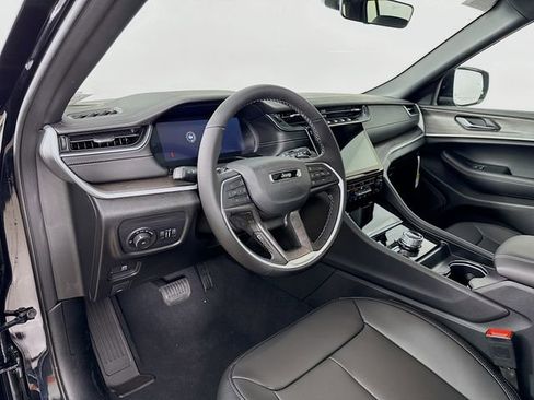 Used 2025 Jeep Grand Cherokee Limited w/ Black Appearance Package AWD/4WD image 9