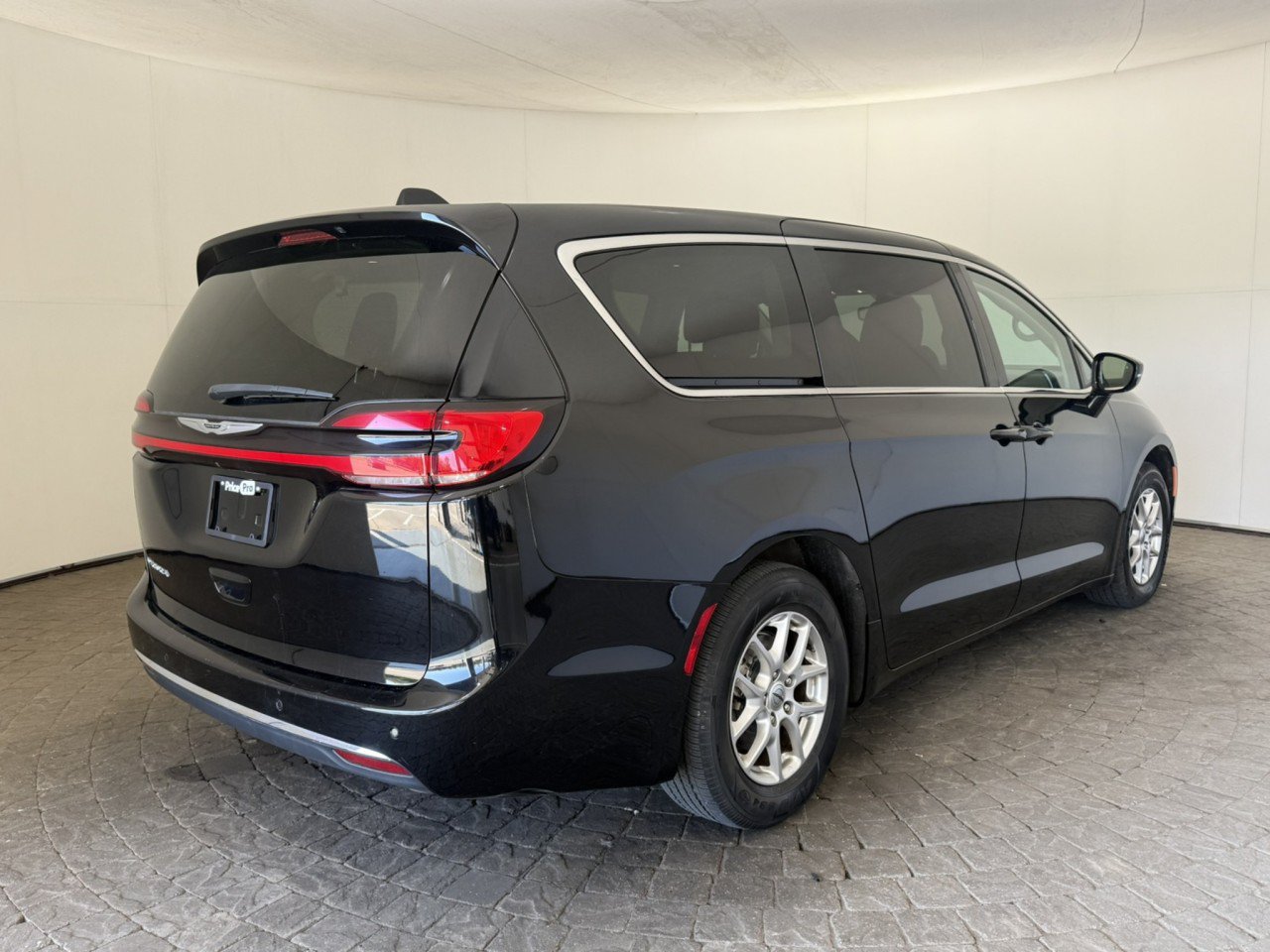 Used 2024 Chrysler Pacifica Touring-L FWD image 9