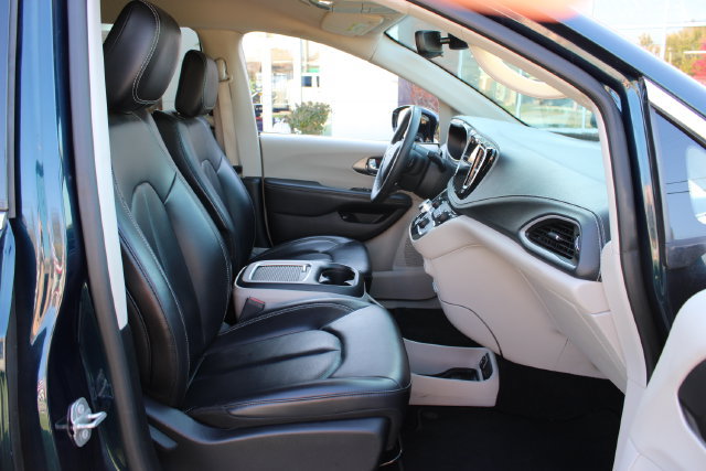 Used 2024 Chrysler Pacifica Limited FWD image 43