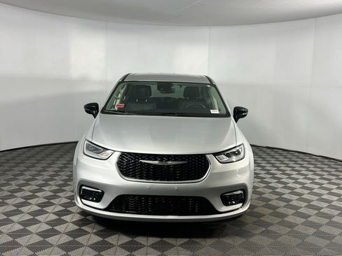 Used 2024 Chrysler Pacifica Select image 6