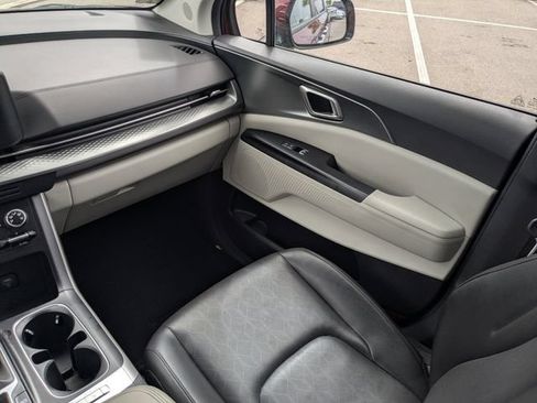 Used 2024 Kia Carnival LX FWD image 20