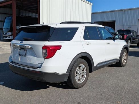 Used 2020 Ford Explorer XLT image 3