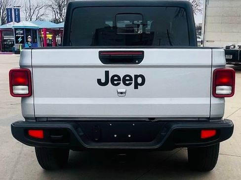 Used 2023 Jeep Gladiator Sport image 4