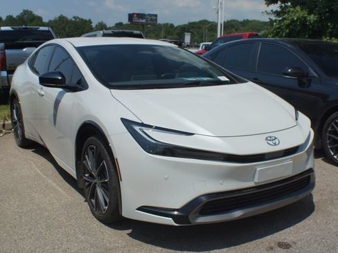 Used 2024 Toyota Prius XLE FWD image 1