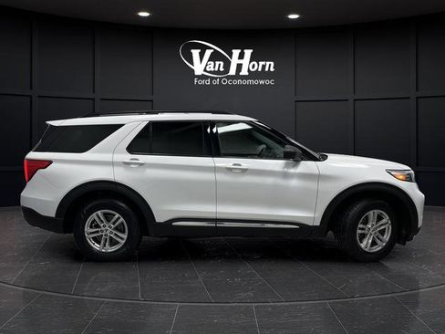 Used 2023 Ford Explorer XLT AWD/4WD image 2