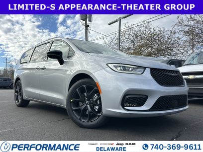 New 2026 Chrysler Pacifica Limited w/ Uconnect Theater Family Group