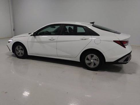 Used 2025 Hyundai Elantra SE FWD image 3