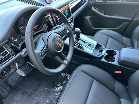 Certified 2025 Porsche Macan AWD/4WD image 4