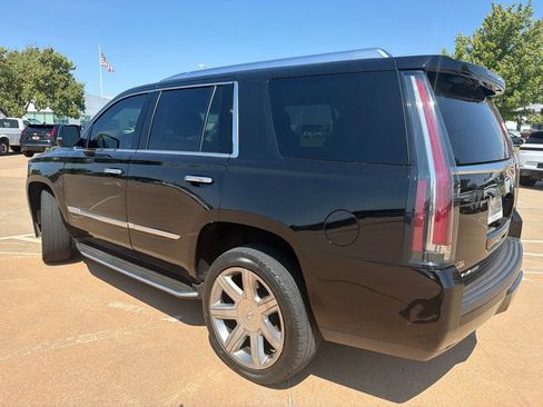 Used 2018 Cadillac Escalade Luxury AWD/4WD image 2