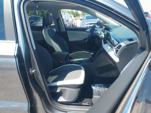 Certified 2025 Volkswagen Taos SE w/ Panoramic Sunroof Package FWD image 27