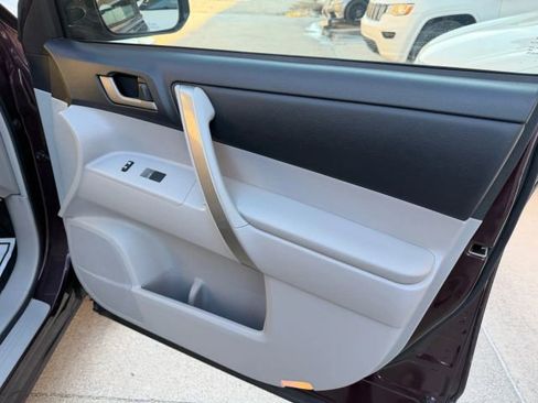 Used 2011 Toyota Highlander SE image 33