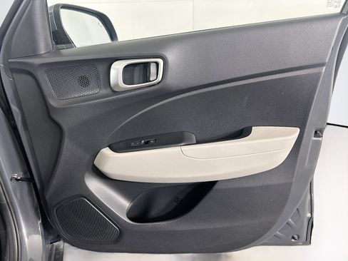 Used 2025 Hyundai Venue SEL image 31