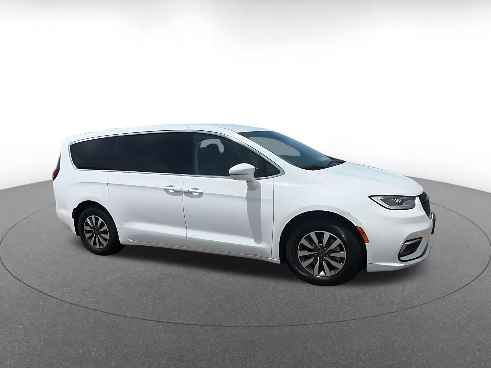 Used 2022 Chrysler Pacifica Touring-L FWD image 2