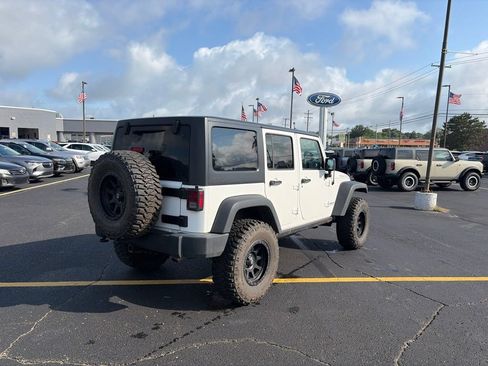 Used 2016 Jeep Wrangler Unlimited Rubicon w/ Connectivity Group AWD/4WD image 7