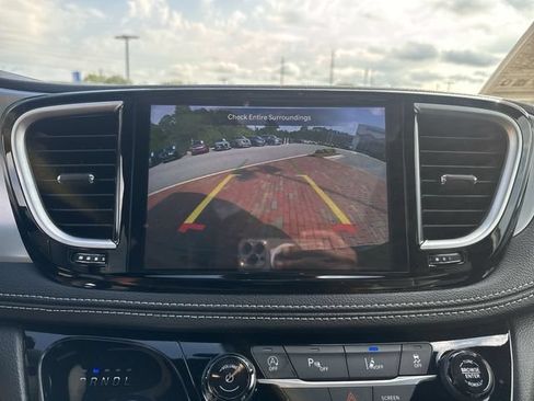 Used 2025 Chrysler Pacifica Limited FWD image 19