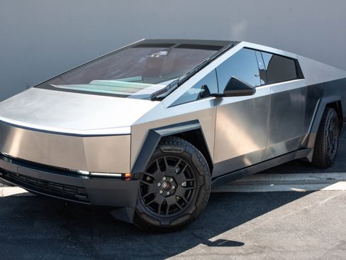 Used 2024 Tesla Cybertruck AWD Crew Cab image 2