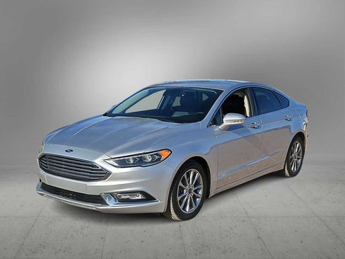 Used 2017 Ford Fusion SE w/ Fusion SE Technology Package image 4