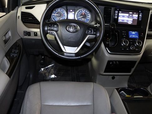 Used 2015 Toyota Sienna XLE image 3