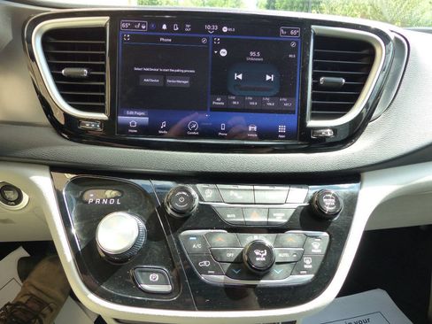 Used 2024 Chrysler Pacifica Touring-L FWD image 44